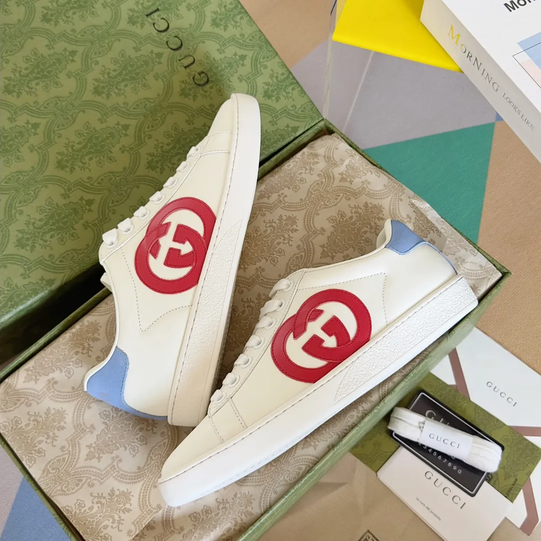 👟👟Ex-factory price 540👟👟 Men's size +10 Top version: Gucci G family classic Ace series Embroidery Little Bee White Shoes Couple Style Ribbon Love Casual Sports Shoes Sneakers Original Purchase Development Production This brand's classic low-top sports shoes interweave golden embroidered bees with red and green webbing. The bee is a classic element of the brand. It appeared in the Gucci ready-to-wear series in the 1970s. Exquisite packaging at the delivery counter🛍📦 ▪️Fabrics: Original custom imported first-layer cowhide ▪️Foots: Original custom cowhide lining ▪️Sole: Original open-molded rubber non-slip material ▪️Sole thickness: 2.5CM ▪️Size: Women's 34-41 (customized 34/41) ▪️Size: Men's 38-46 (38/46 customized)